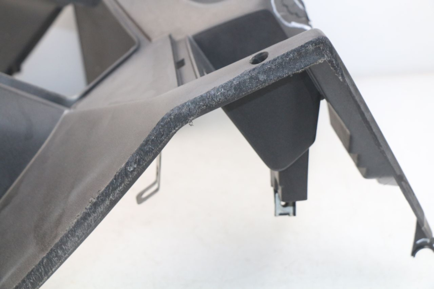 photo de INNER LEGSHIELD PEUGEOT SATELIS 500 (2007 - 2013) - Fixing points details