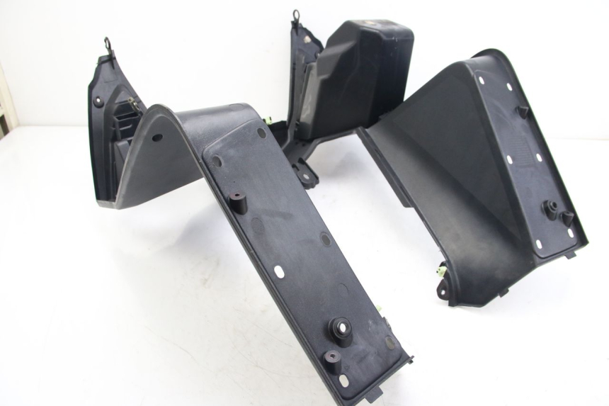 photo de INNER APRON PEUGEOT SATELIS 125 (2006 - 2009) - Fixing points details