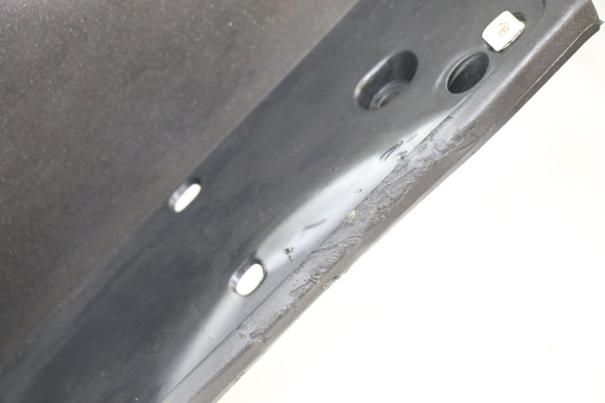 photo de INNER LEGSHIELD PEUGEOT SATELIS 125 (2013 - 2018) - Fixing points details