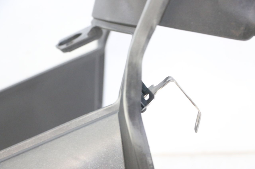 photo de INNER LEGSHIELD PEUGEOT SATELIS 125 (2013 - 2018) - Technical close-up