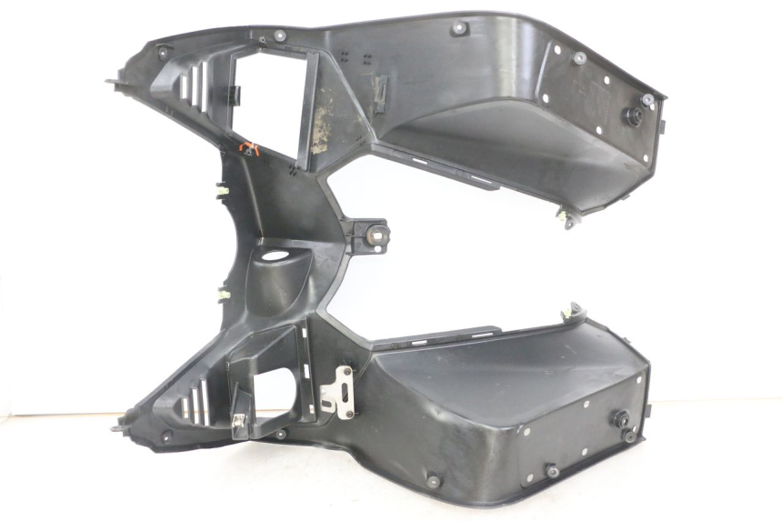 photo de INNER LEGSHIELD PEUGEOT SATELIS 125 (2013 - 2018) - Fixing points details