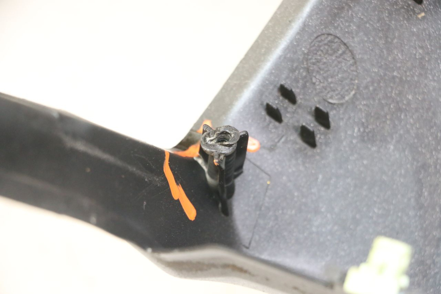 photo de INNER LEGSHIELD PEUGEOT SATELIS 125 (2013 - 2018) - Surface and material condition