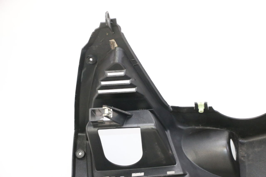 photo de INNER LEGSHIELD PEUGEOT SATELIS 125 (2013 - 2018) - Fixing points details
