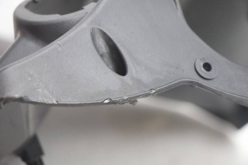 photo de INNER LEGSHIELD PEUGEOT STREETZONE NAKED 2T 50 (2014 - 2018) - Fixing points details