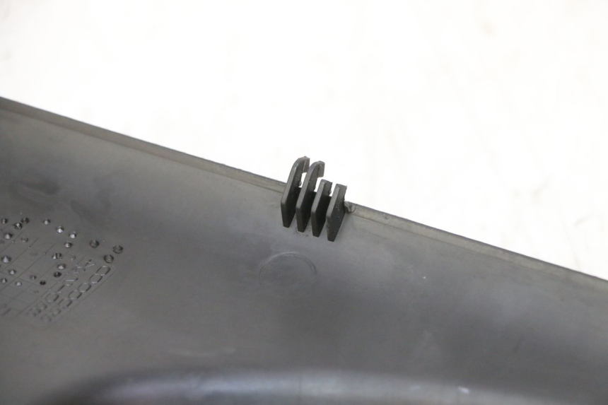 photo de INNER LEGSHIELD UPPER YAMAHA YP MAJESTY 125 (2007 - 2010) - Fixing points details