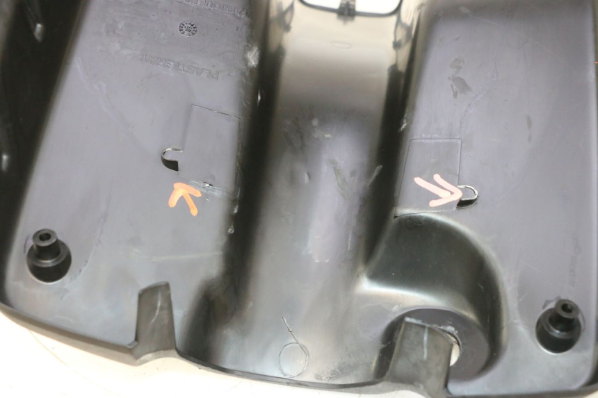 photo de INNER APRON PEUGEOT TKR TREKKER FURIOUS 50 (2005 - 2014) - Fixing points details