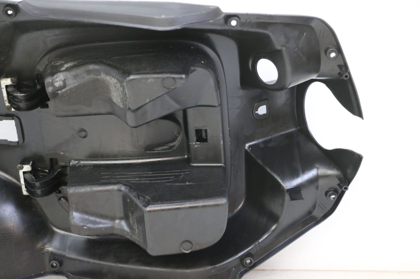 photo de INNER LEGSHIELD PEUGEOT TWEET 4T 50 (2018 - 2022) - Fixing points details
