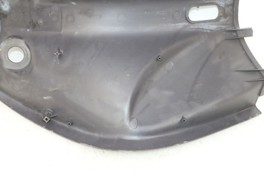 photo de INNER LEGSHIELD PEUGEOT VIVACITY 100 (1999 - 2008) - Fixing points details