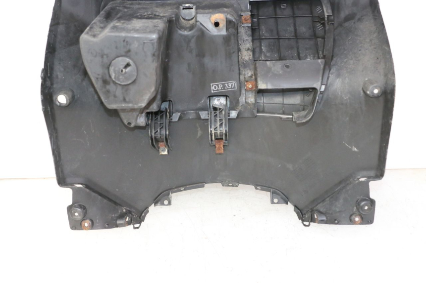 photo de INNER APRON YAMAHA X-MAX XMAX 250 (2006 - 2009) - Fixing points details