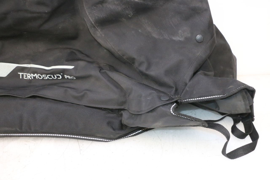 photo de LEG COVER PIAGGIO MP3 HPE 530 (2022 - 2026) - Zoom on usage condition