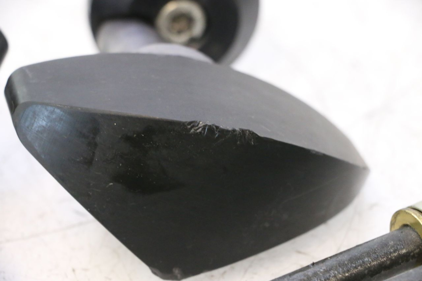 photo de ENGINE SLIDER YAMAHA YZF R6 600 (2008 - 2009) - Zoom on usage condition