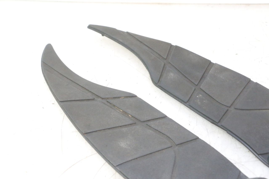 photo de FLOOR PANEL RUBBER APRILIA ATLANTIC S 125 (2010 - 2013) - Zoom on usage condition