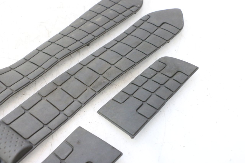 photo de FLOOR PANEL RUBBER SUZUKI BURGMAN EXECUTIVE ABS 650 (2006 - 2012) - Fixing points details