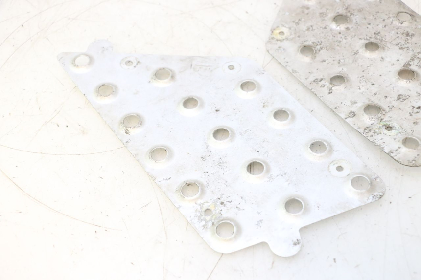 photo de FLOOR PANEL RUBBER KEEWAY F-ACT NAKED 50 (2009 - 2014) - Zoom on usage condition