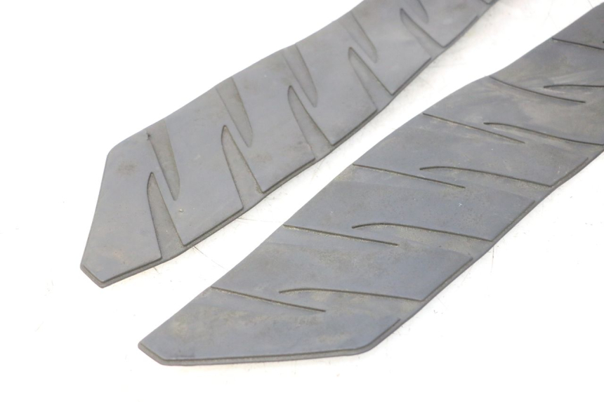 photo de FLOOR PANEL RUBBER HONDA FJS SILVER WING SILVERWING 400 (2005 - 2008) - Technical close-up