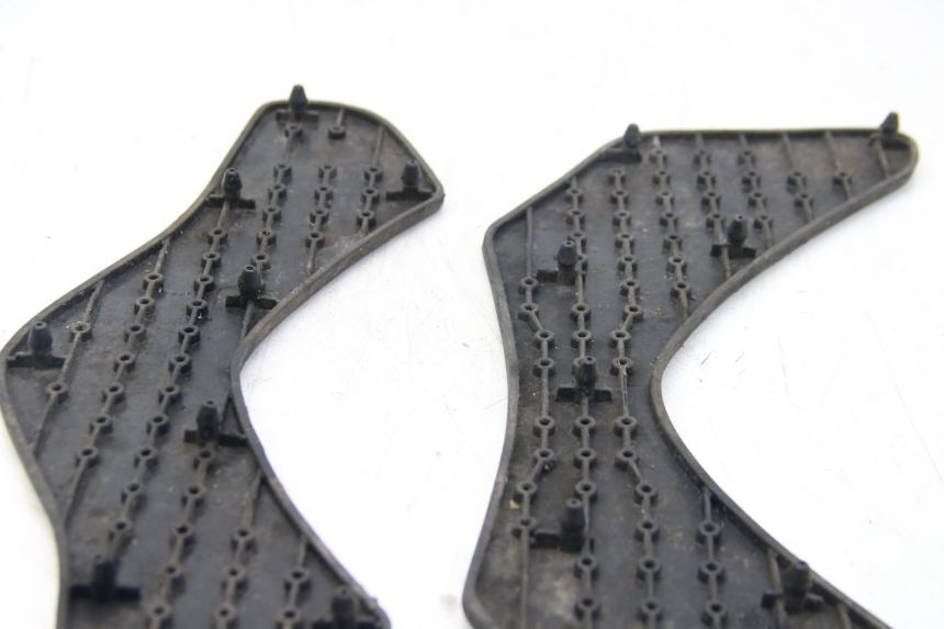 photo de FOOTBOARD MAT YAMAHA HW XENTER 125 (2011 - 2017) - Zoom on usage condition