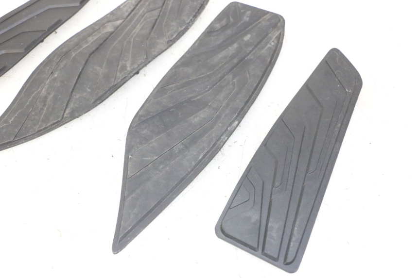 photo de FLOOR PANEL RUBBER SYM JOYMAX 125 (2010 - 2017) - Zoom on usage condition