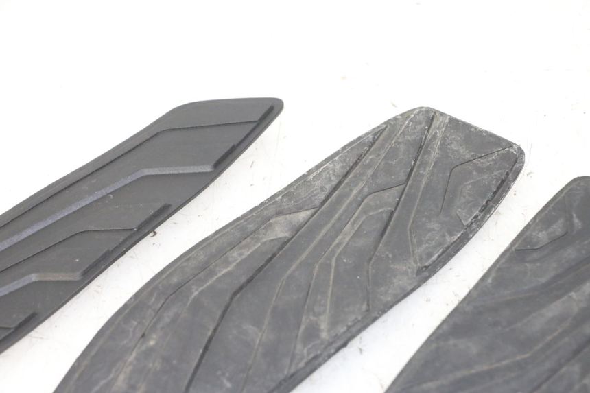 photo de FLOOR PANEL RUBBER SYM JOYMAX 125 (2010 - 2017) - Alternative perspective