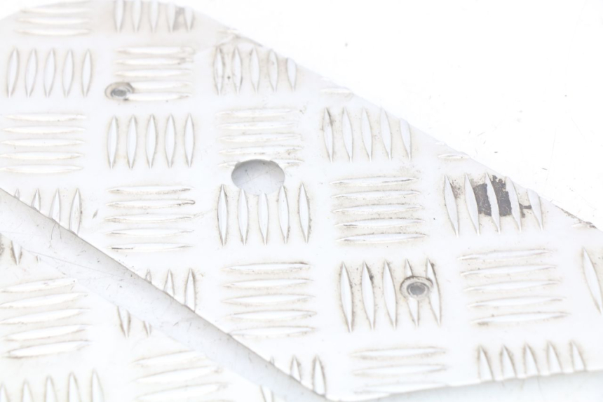 photo de FOOTBOARD MAT PEUGEOT KISBEE 2T 50 (2010 - 2017) - Zoom on usage condition