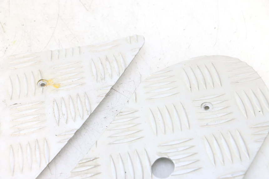 photo de FOOTBOARD MAT PEUGEOT KISBEE 4T 50 (2018 - 2022) - Fixing points details