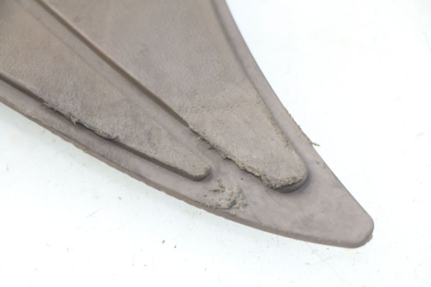 photo de FLOOR PANEL RUBBER SYM MIO 100 (2006 - 2017) - Technical close-up