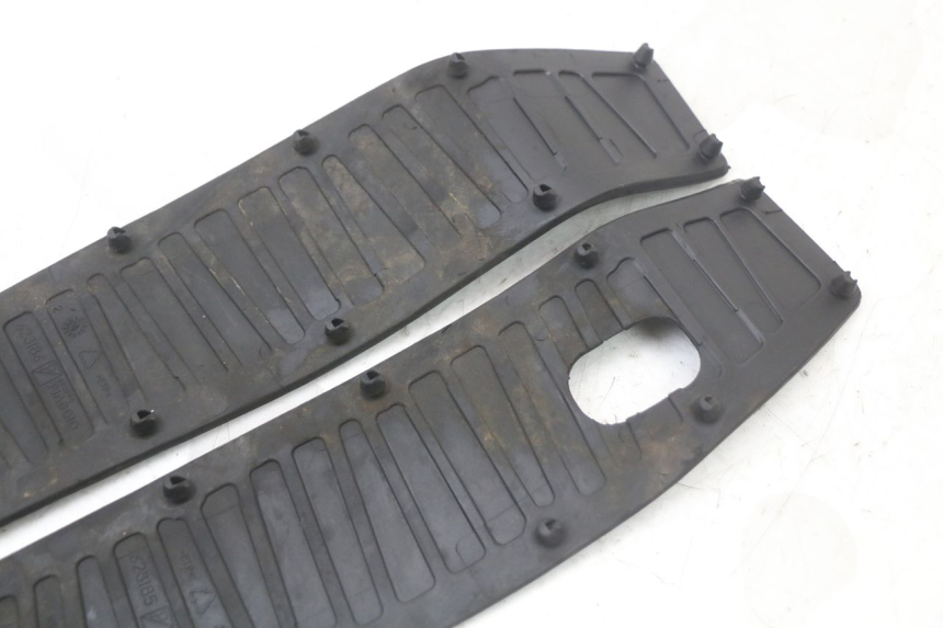 photo de FLOOR PANEL RUBBER PIAGGIO MP3 HPE 350 (2018 - 2020) - Distinctive features