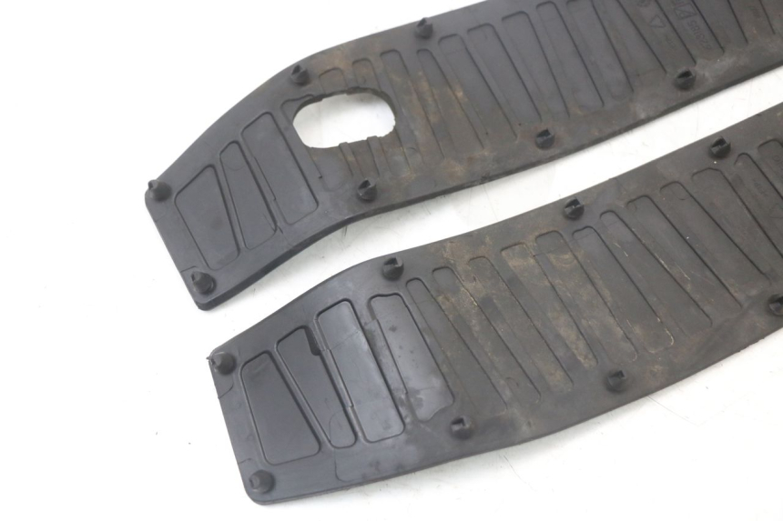 photo de FLOOR PANEL RUBBER PIAGGIO MP3 HPE 350 (2018 - 2020) - Surface and material condition