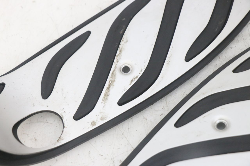 photo de FLOOR PANEL RUBBER PIAGGIO MP3 HPE 300 (2019 - 2026) - Additional view of the item