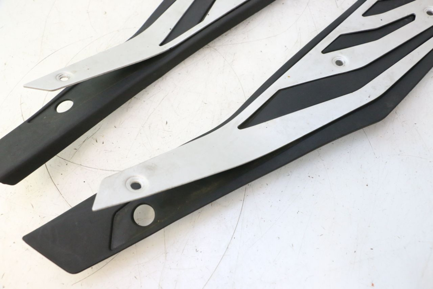 photo de FLOOR PANEL RUBBER PIAGGIO MP3 HPE 530 (2022 - 2026) - High-resolution close-up