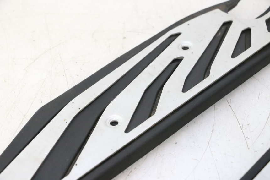 photo de FLOOR PANEL RUBBER PIAGGIO MP3 HPE 530 (2022 - 2026) - Alternative angle
