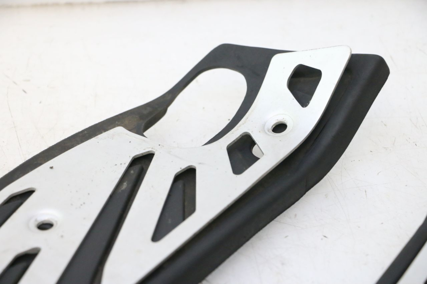photo de FLOOR PANEL RUBBER PIAGGIO MP3 HPE 530 (2022 - 2026) - Used quality zoom