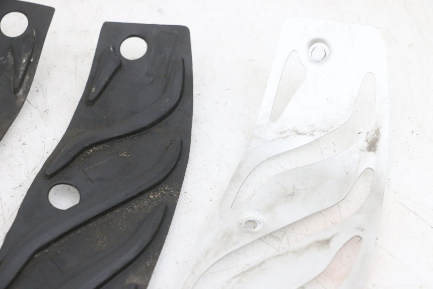 photo de FLOOR PANEL RUBBER PIAGGIO MP3 500 (2016 - 2018) - Distinctive features