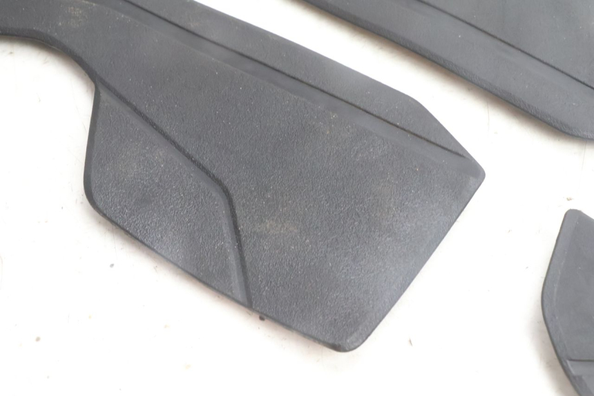 photo de FLOOR PANEL RUBBER YAMAHA N-MAX NMAX 125 (2021 - 2024) - Alternative perspective