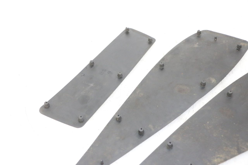 photo de FLOOR PANEL RUBBER PEUGEOT SATELIS 125 (2013 - 2018) - Zoom on usage condition