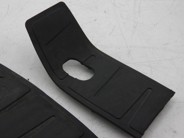 photo de FLOOR PANEL RUBBER PIAGGIO MP3 400 (2007 - 2009) - Zoom on usage condition