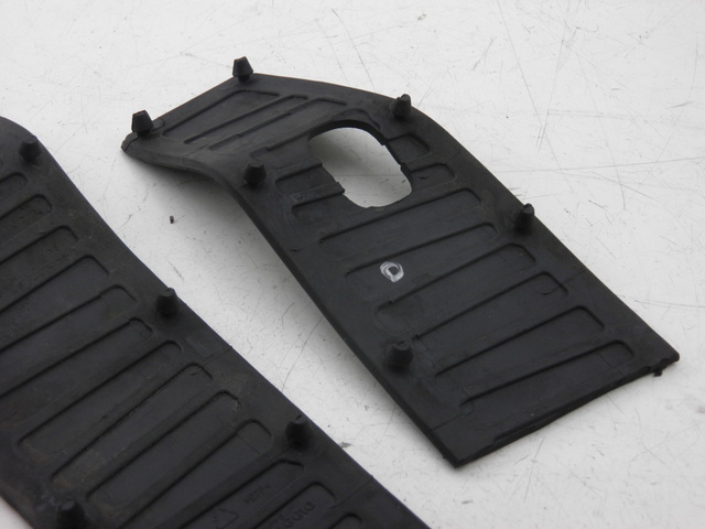 photo de FLOOR PANEL RUBBER PIAGGIO MP3 400 (2007 - 2009) - Technical close-up