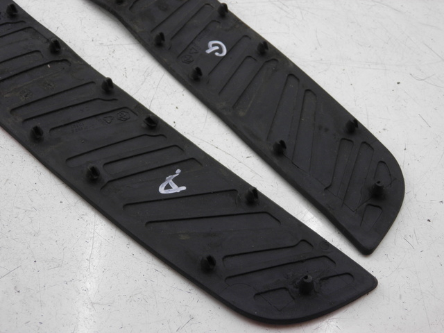 photo de FLOOR PANEL RUBBER PIAGGIO XEVO - X EVO 125 (2007 - 2017) - Alternative perspective