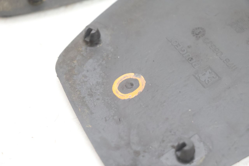 photo de FOOTBOARD MAT PEUGEOT SATELIS 125 (2006 - 2009) - High-resolution close-up