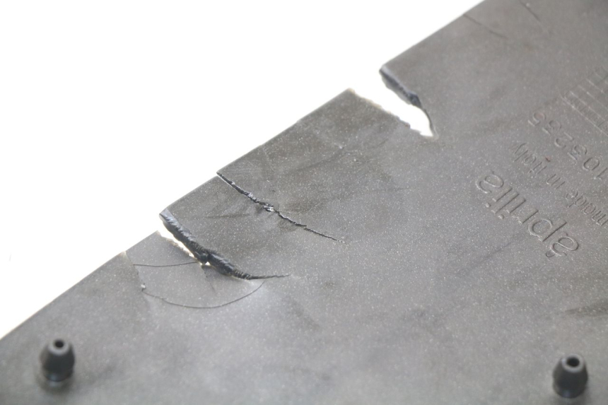 photo de FLOOR PANEL RUBBER APRILIA SCARABEO GT 125 (1999 - 2007) - Component detail