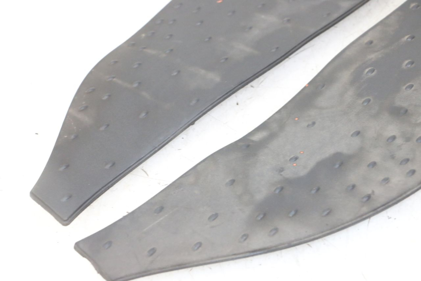 photo de FLOOR PANEL RUBBER APRILIA SCARABEO GT TOURING 125 (1999 - 2005) - Zoom on usage condition