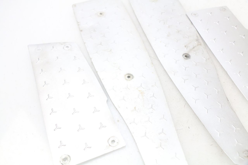 photo de FLOOR PANEL RUBBER RAZZO STEED 125 (2012 - 2018) - Zoom on usage condition