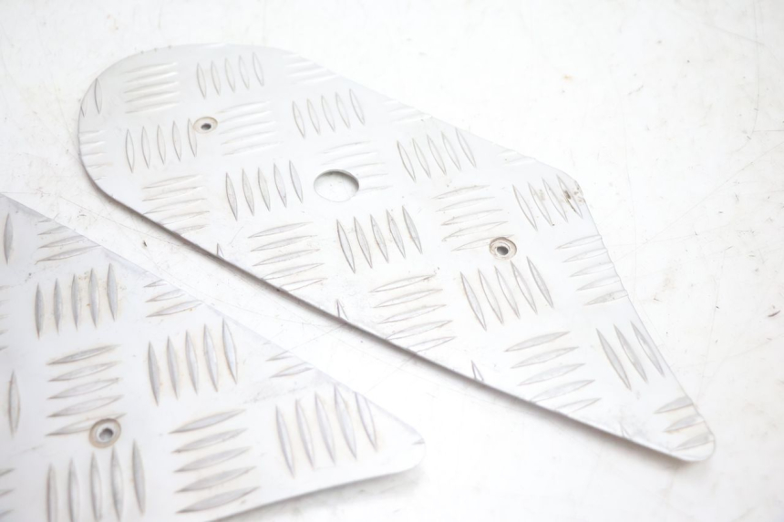 photo de FLOOR PANEL RUBBER PEUGEOT STREETZONE NAKED 2T 50 (2014 - 2018) - Zoom on usage condition
