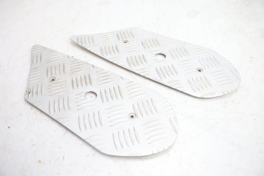 photo de FLOOR PANEL RUBBER PEUGEOT STREETZONE NAKED 2T 50 (2014 - 2018) - Surface and material condition