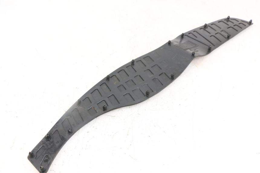 photo de FLOOR PANEL RUBBER SUZUKI BURGMAN 125 (2018 - 2021) - Zoom on usage condition