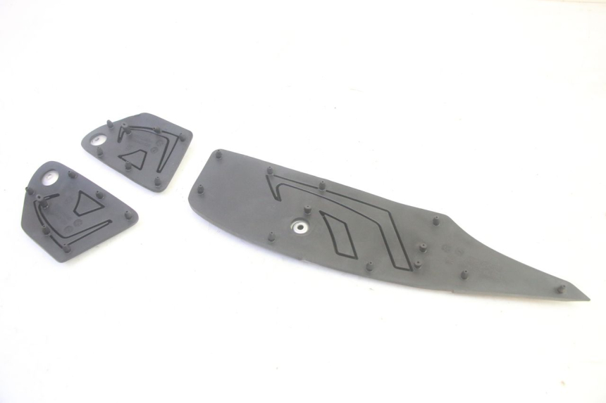 photo de FLOOR PANEL RUBBER YAMAHA TRICITY 300 (2020 - 2024) - Technical close-up