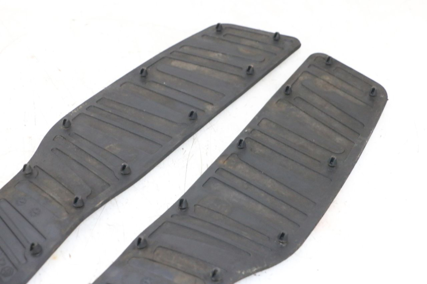 photo de FLOOR PANEL RUBBER PIAGGIO X8 125 (2004 - 2007) - Zoom on usage condition