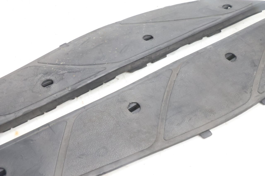 photo de FLOOR PANEL RUBBER PIAGGIO X9 AMALFI 180 (2000 - 2003) - Zoom on usage condition