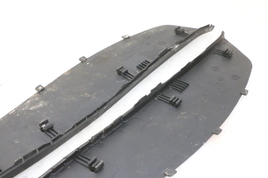 photo de FLOOR PANEL RUBBER PIAGGIO X9 EVOLUTION 125 (2003 - 2007) - Technical close-up