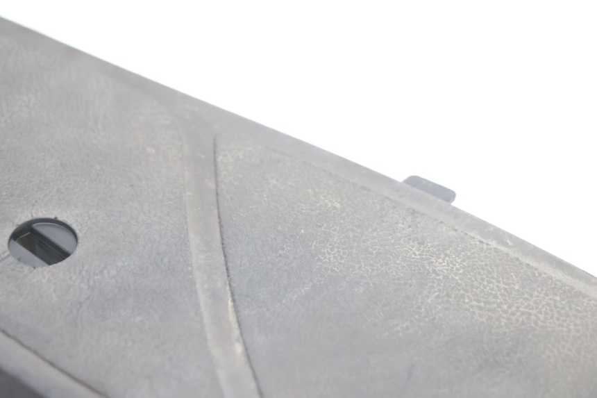 photo de FLOOR PANEL RUBBER PIAGGIO X9 EVOLUTION 125 (2003 - 2007) - Technical close-up