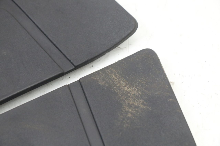 photo de FLOOR PANEL RUBBER YAMAHA YP T-MAX TMAX 530 (2017 - 2020) - Zoom on usage condition